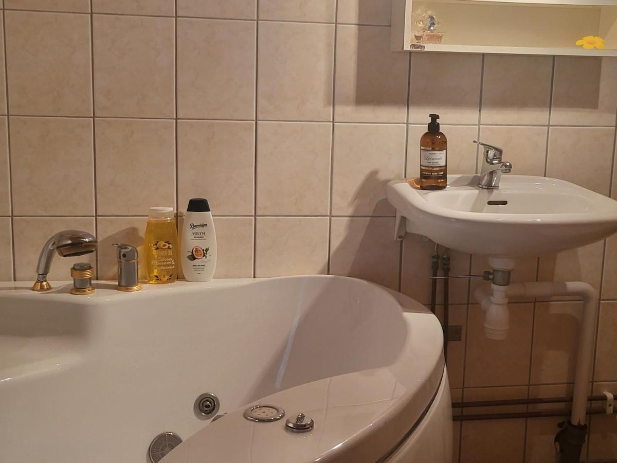 Minihus Med Stor Traedgardstomt Naera Golf Och Hav Villa Trosa Exterior foto