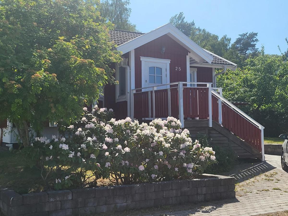 Minihus Med Stor Traedgardstomt Naera Golf Och Hav Villa Trosa Exterior foto