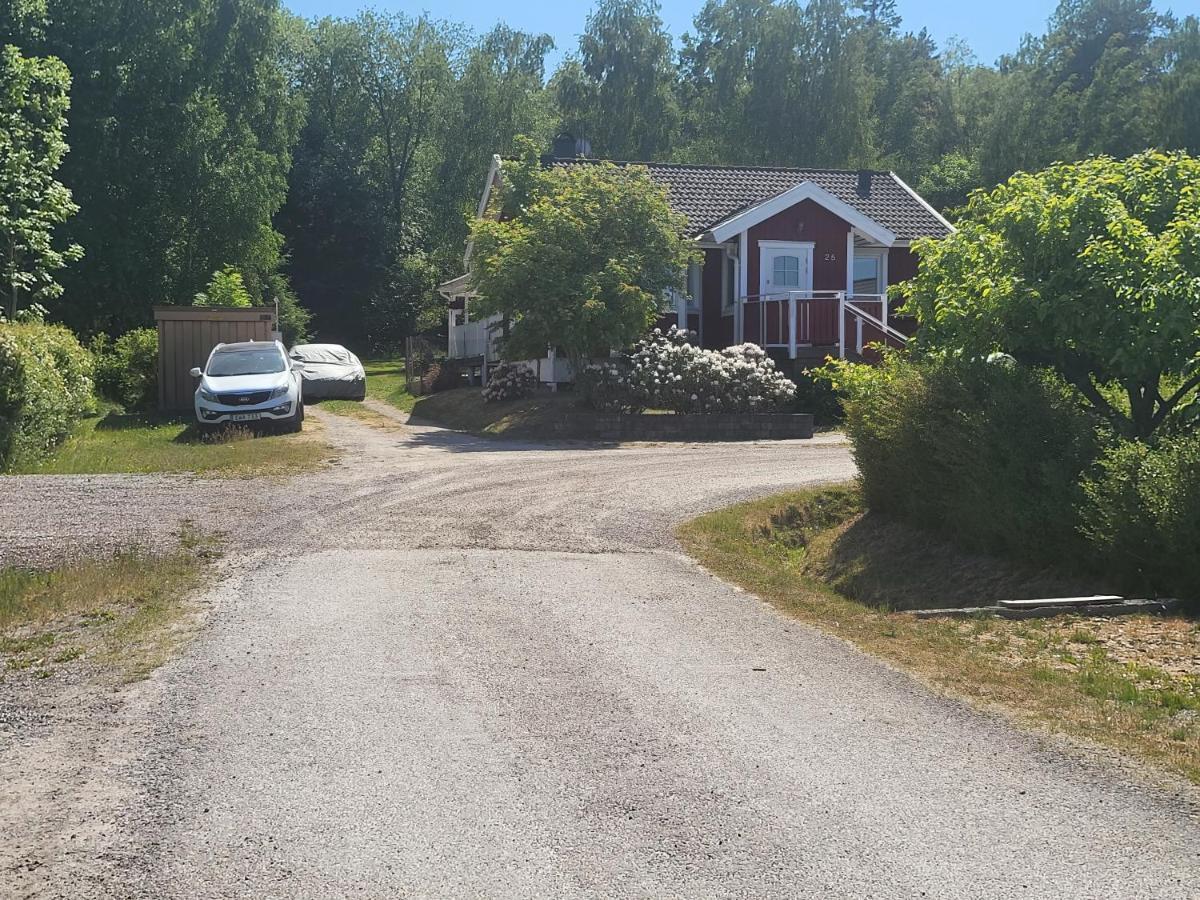 Minihus Med Stor Traedgardstomt Naera Golf Och Hav Villa Trosa Exterior foto